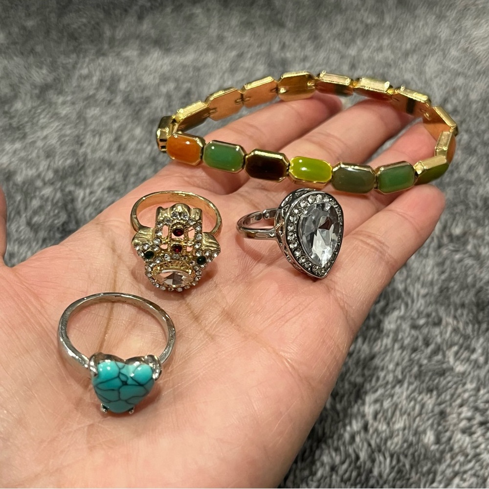 Fashion Lots of rings and elastic bracelet